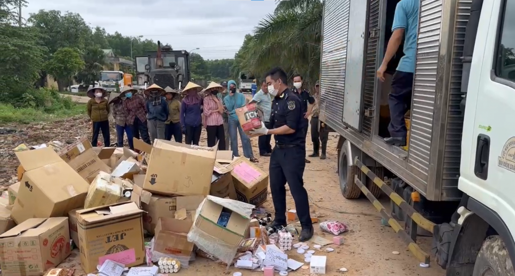 Lực lượng chức năng tiến hành tiêu hủy số hàng hóa vi phạm. Ảnh: Quang Hùng Lực lượng chức năng tiến hành tiêu hủy số hàng hóa vi phạm. Ảnh: Quang Hùng