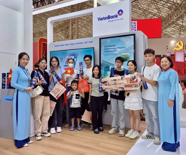 Khách hàng trẻ thích thú với ấn phẩm inforgraphic Hải trình rực rỡ