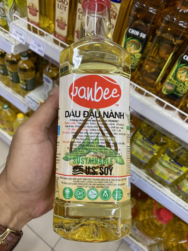 Sản phẩm Dầu đậu nành Janbee đang được bày bán trên thị trường hiện nay Sản phẩm Dầu đậu nành Janbee đang được bày bán trên thị trường hiện nay