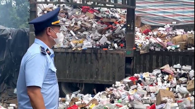 Lực lượng QLTT TP Hà Nội phối hợp với lực lượng chức năng phát hiện và huỷ hơn 91.000 sản phẩm mỹ phẩm vi phạm, thu nộp ngân sách trên 350 triệu đồng vào tháng 7/2025
