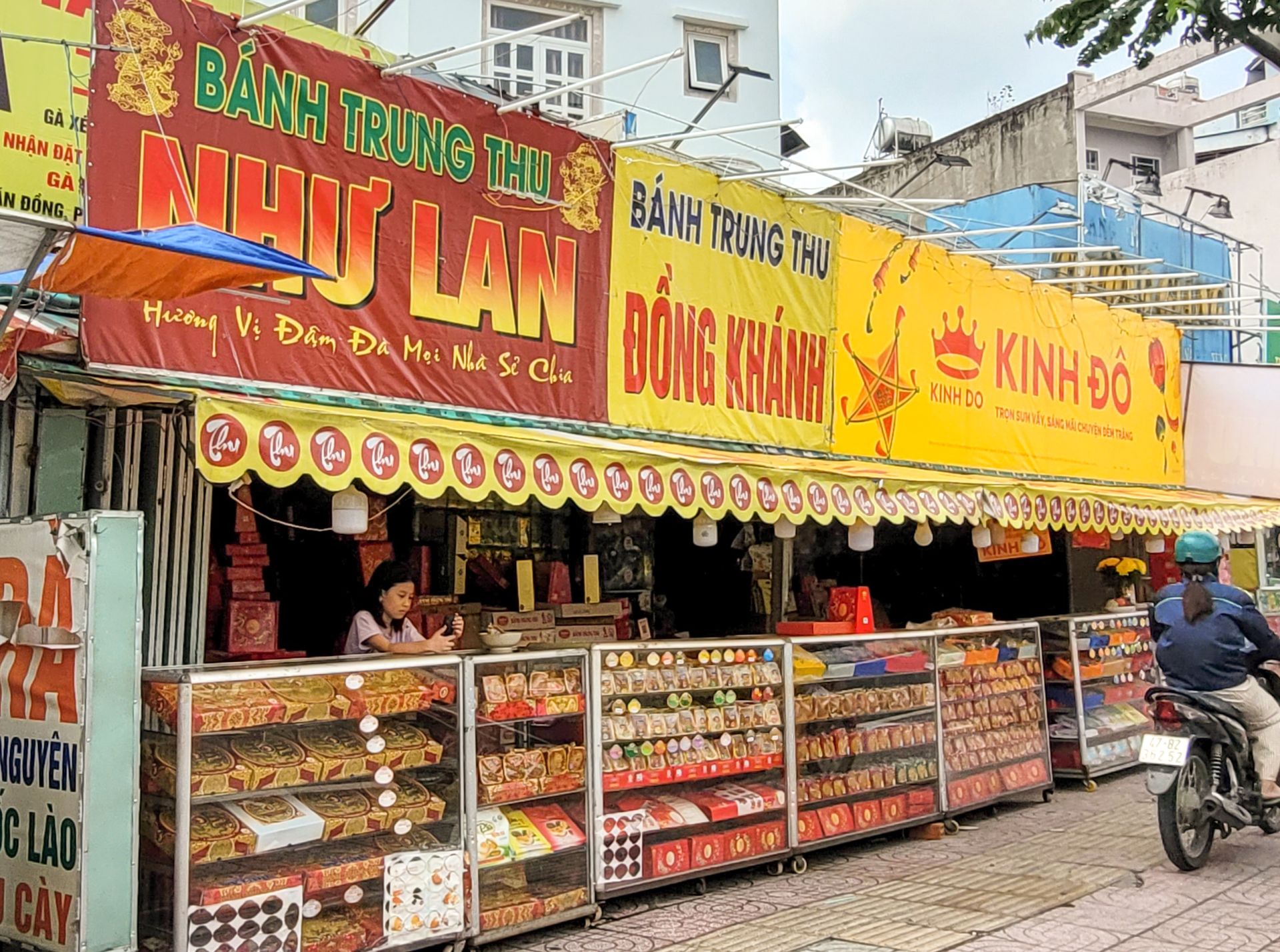 Gian hàng bán bánh Trung thu trên đường Phạm Văn Đồng Gian hàng bán bánh Trung thu trên đường Phạm Văn Đồng