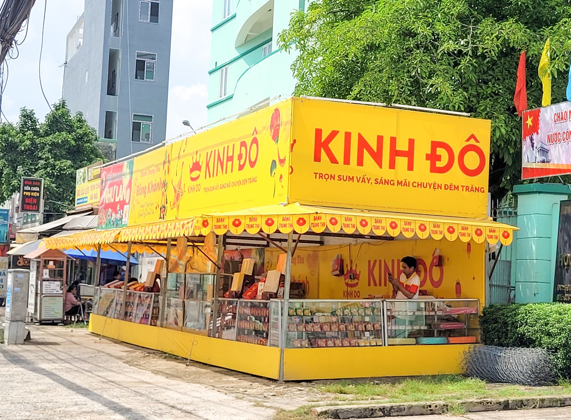 Điểm bán bánh trung thu trên đường Đỗ Xuân Hợp Điểm bán bánh trung thu trên đường Đỗ Xuân Hợp