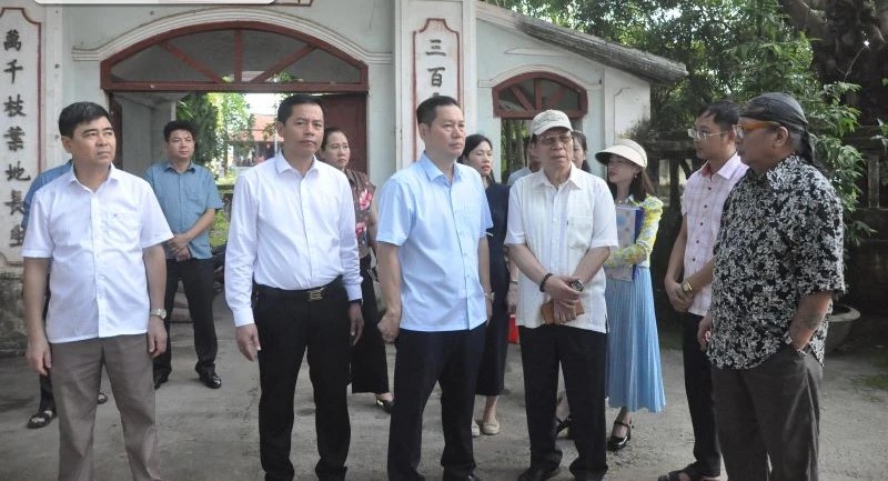 Giám đốc Sở Văn hóa, Thể thao và Du lịch Phạm Nguyên Hồng kiểm tra tiến độ thi công các hạng mục công trình thuộc Dự án tôn tạo Khu di tích Phủ Trịnh.