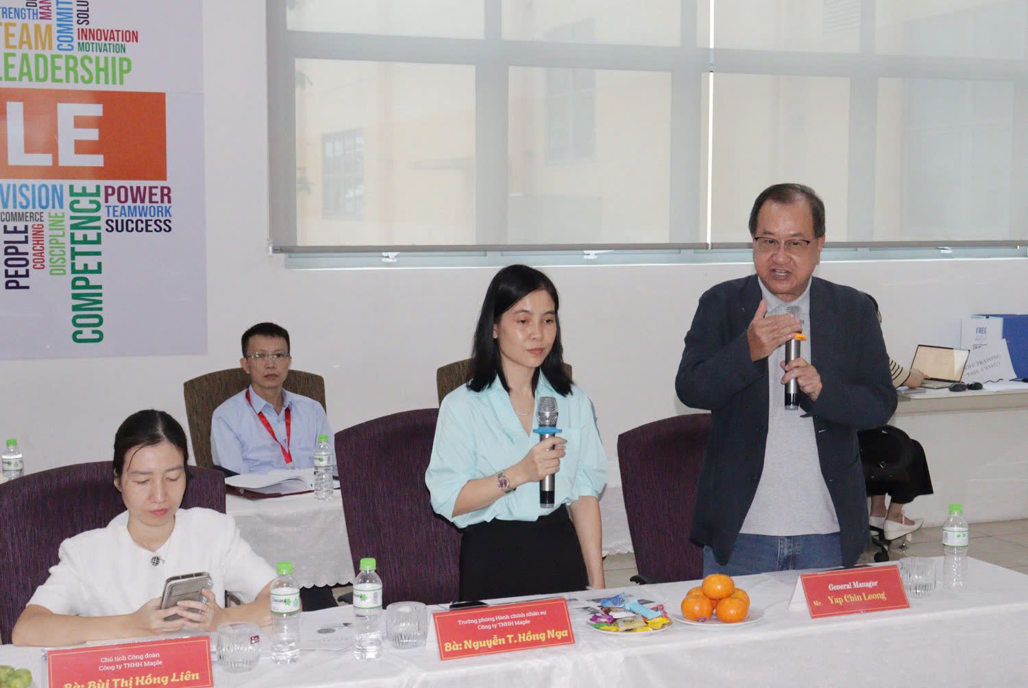 Lãnh đạo Công ty TNHH Maple báo cáo tại cuộc làm việc. Lãnh đạo Công ty TNHH Maple báo cáo tại cuộc làm việc.