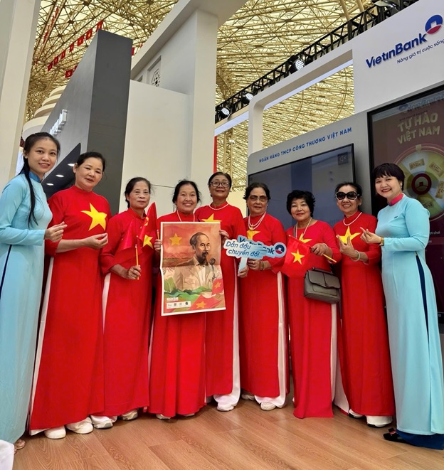 Đông đảo khách hàng tới check-in, trải nghiệm tại gian hàng VietinBank