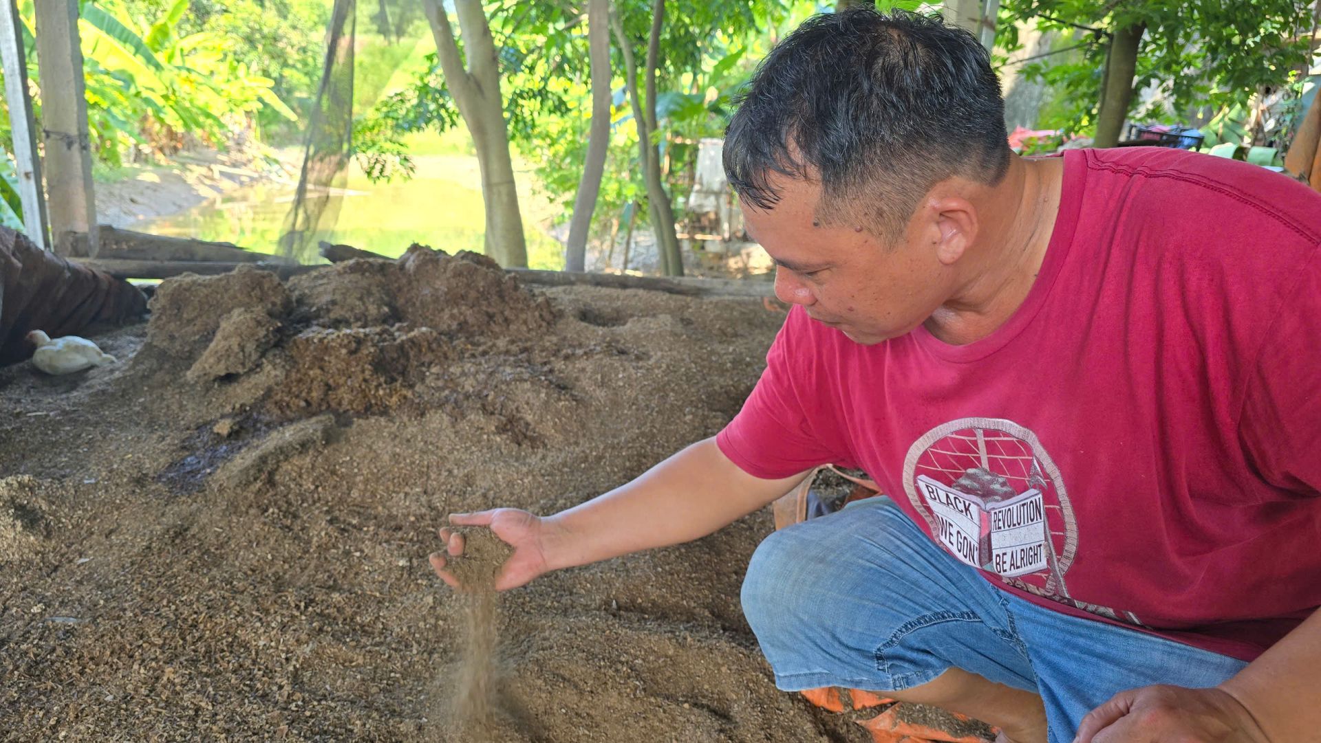 Phụ phẩm trong quá trình ủ men vi sinh được tận dụng để cải tạo đất cũng rất tốt.