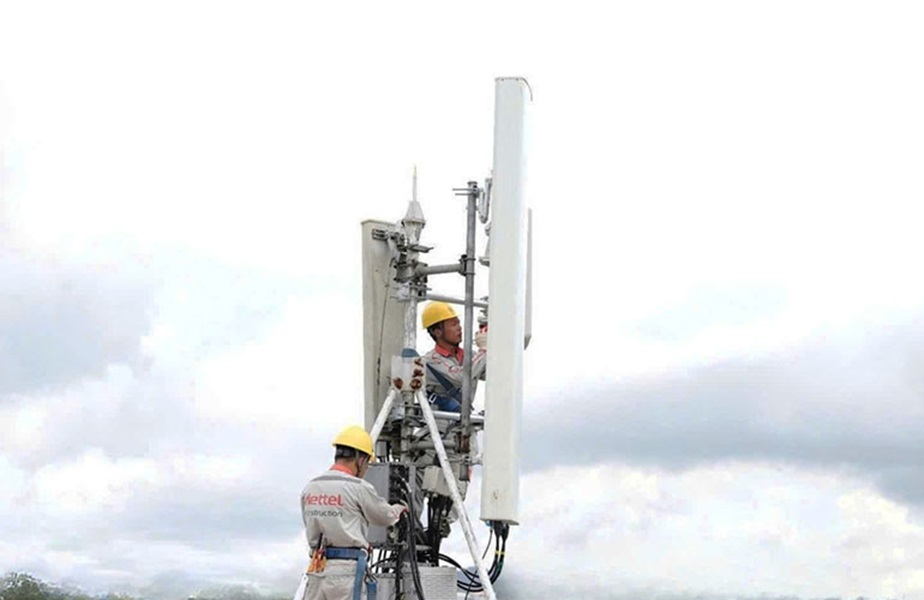 Nhân viên kỹ thuật của Viettel Hưng Yên lắp đặt các trạm phát sóng 5G tại Khu công nghiệp Liên Hà Thái. Nhân viên kỹ thuật của Viettel Hưng Yên lắp đặt các trạm phát sóng 5G tại Khu công nghiệp Liên Hà Thái.