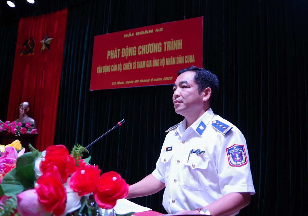 Thượng tá Trịnh Minh Hiển, Bí thư Đảng uỷ, Chính uỷ Hải đoàn 42 phát biểu lời kêu gọi ủng hộ nhân dân Cuba
