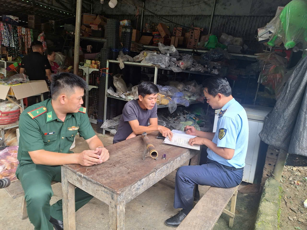 Lực lượng QLTT Thanh Hóa tuyên truyền, hướng dẫn thực hiện pháp luật cho nhân dân khu vực biên giới