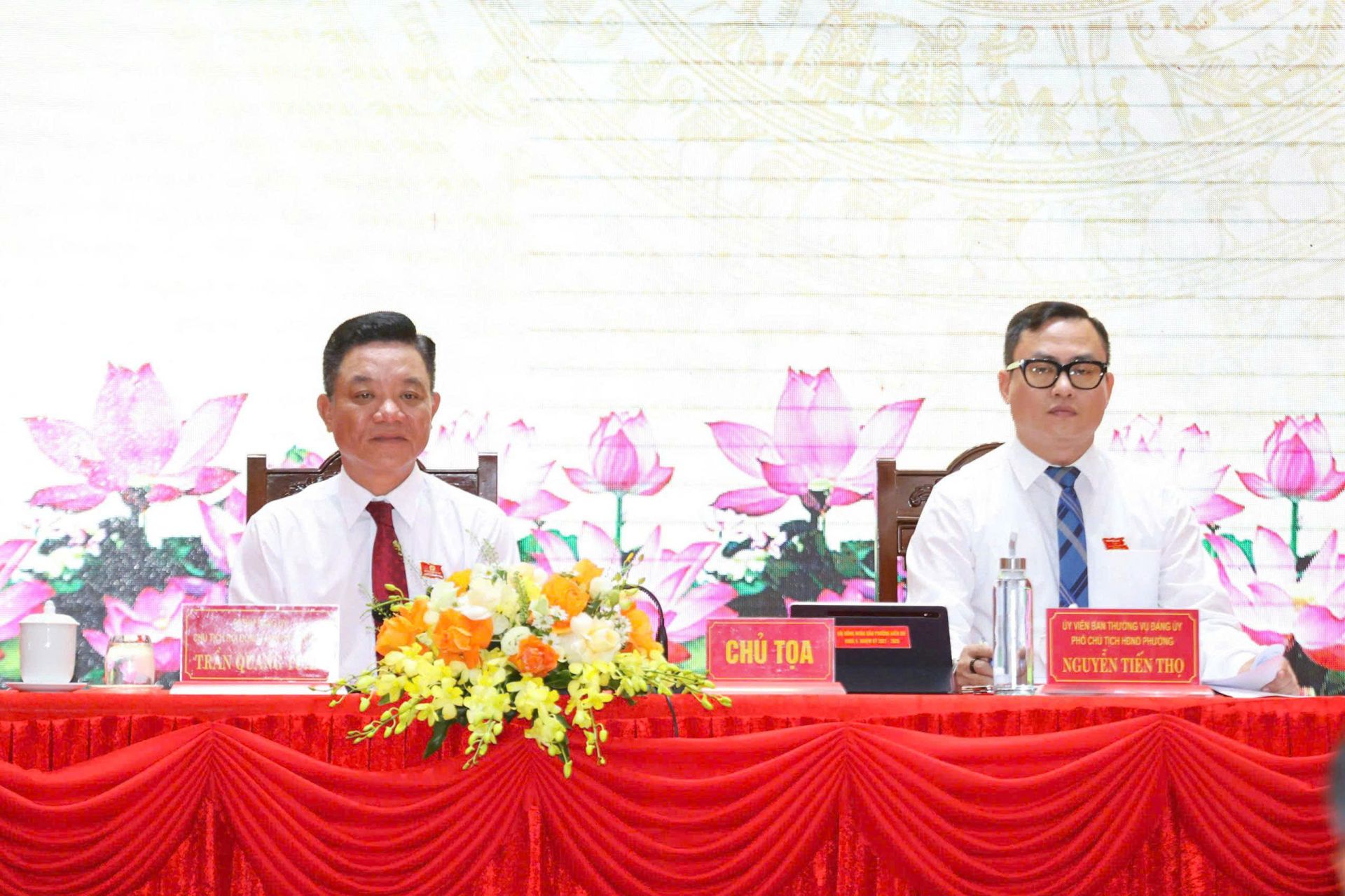 Đồng chí Trần Quang Tuấn, Bí thư Đảng ủy, Chủ tịch HĐND phường và đồng chí Nguyễn Tiến Thọ, Phó Chủ tịch HĐND phường Kiến An điều hành Kỳ họp. Đồng chí Trần Quang Tuấn, Bí thư Đảng ủy, Chủ tịch HĐND phường và đồng chí Nguyễn Tiến Thọ, Phó Chủ tịch HĐND phường Kiến An điều hành Kỳ họp.