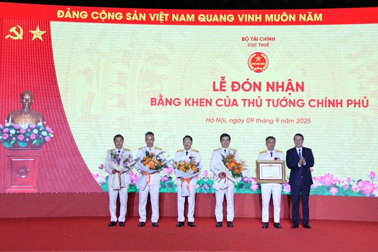 Trao Bằng khen của Thủ tướng Chính phủ cho tập thể Cục Thuế (Bộ Tài chính) - Ảnh: VGP/HT