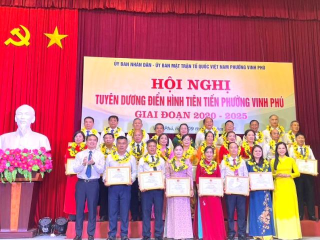 nhiều tập thể và cá nhân có thành tích xuất sắc được biểu dương. nhiều tập thể và cá nhân có thành tích xuất sắc được biểu dương.