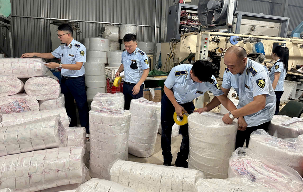 Lực lượng chức năng phát hiện, kiểm tra kho tập kết bỉm trẻ em, băng vệ sinh giả nhãn hiệu nổi tiếng Lực lượng chức năng phát hiện, kiểm tra kho tập kết bỉm trẻ em, băng vệ sinh giả nhãn hiệu nổi tiếng