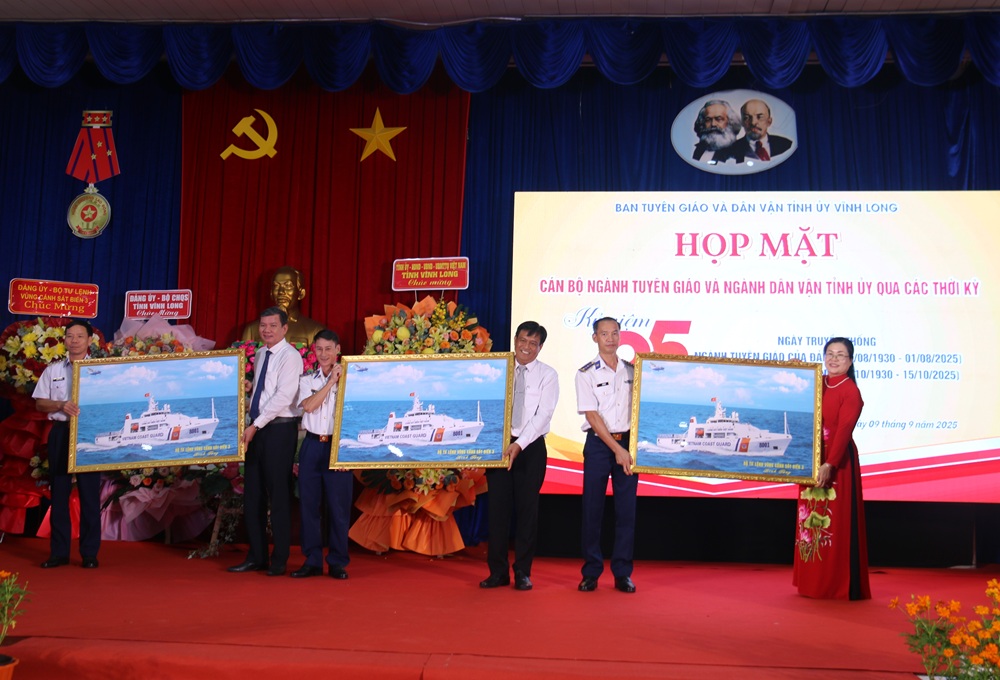 Bộ Tư lệnh Vùng Cảnh sát biển 3 tặng quà lưu niệm cho các cơ quan tham gia ký kết phối hợp tuyên truyền