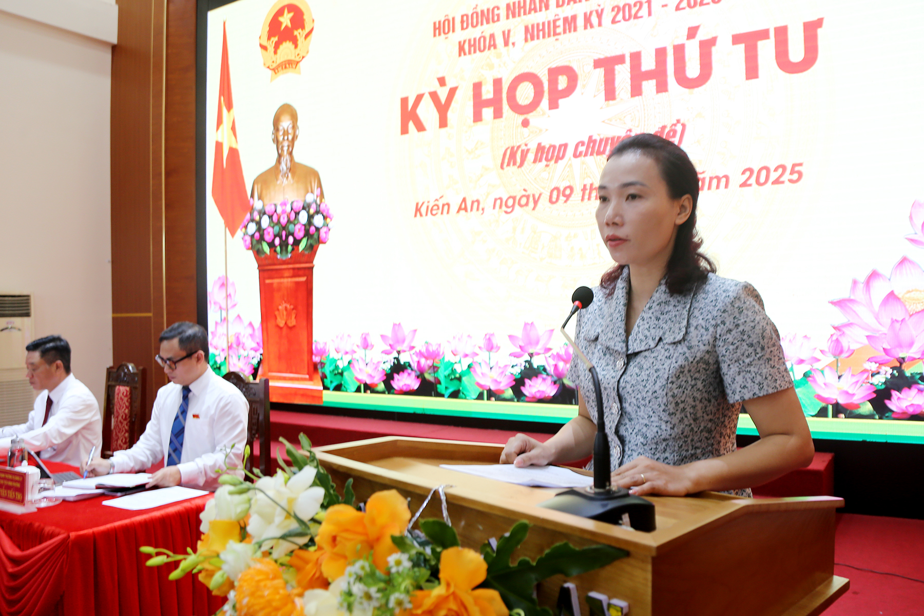 Phó Chủ tịch UBND phường Trần Thị Phương trình bày Tờ trình tại kỳ họp. Phó Chủ tịch UBND phường Trần Thị Phương trình bày Tờ trình tại kỳ họp.