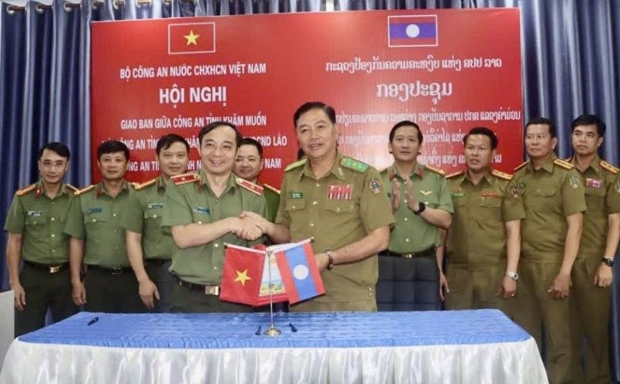 Công an 3 tỉnh ký kết biên bản ghi nhớ tăng cường sự phối hợp trong công tác đảm bảo ANQG, giữ gìn TTATXH. Công an 3 tỉnh ký kết biên bản ghi nhớ tăng cường sự phối hợp trong công tác đảm bảo ANQG, giữ gìn TTATXH.