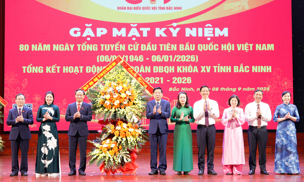 Các đồng chí lãnh đạo Tỉnh ủy, HĐND, UBND và Ủy ban MTTQ tỉnh tặng hoa chúc mừng Đoàn Đại biểu Quốc hội tỉnh.