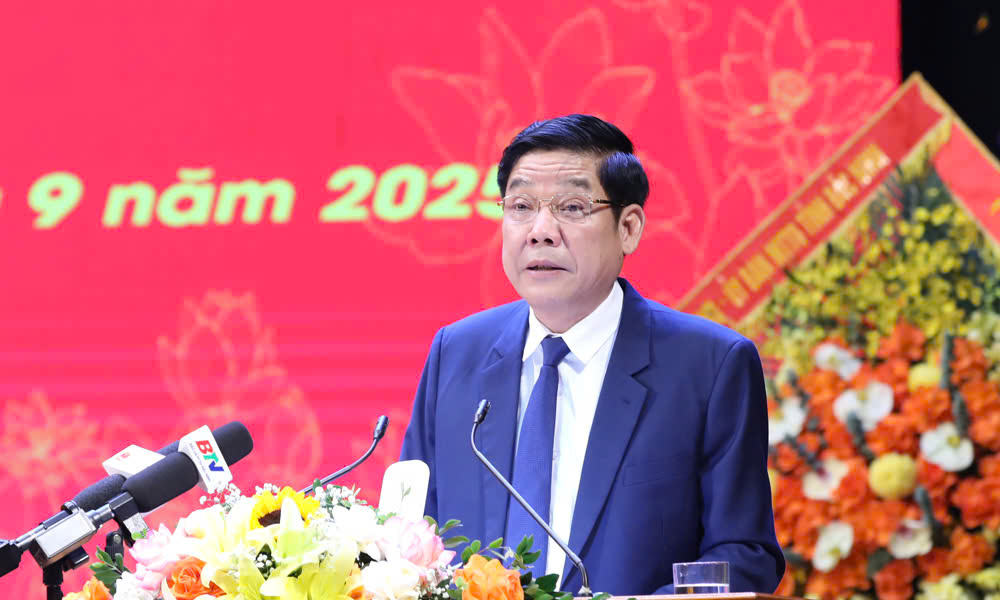 Đồng chí Nguyễn Văn Gấu, Ủy viên Trung ương Đảng, Bí thư Tỉnh ủy Bắc Ninh phát biểu tại buổi gặp mặt.