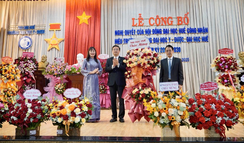 GS.TS Nguyễn Vũ Quốc Huy nhận hoa chúc mừng của lãnh đạo Đại học Huế GS.TS Nguyễn Vũ Quốc Huy nhận hoa chúc mừng của lãnh đạo Đại học Huế