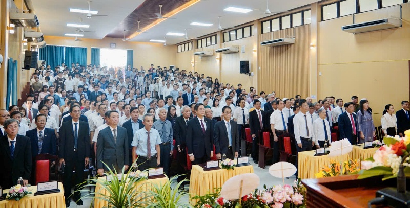 Quang cảnh buổi lễ công bố nghị quyết của Đại học Huế Quang cảnh buổi lễ công bố nghị quyết của Đại học Huế