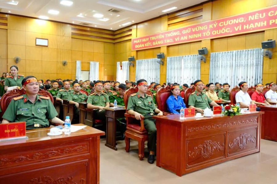 Đại biểu tham dự chương trình hiến máu.