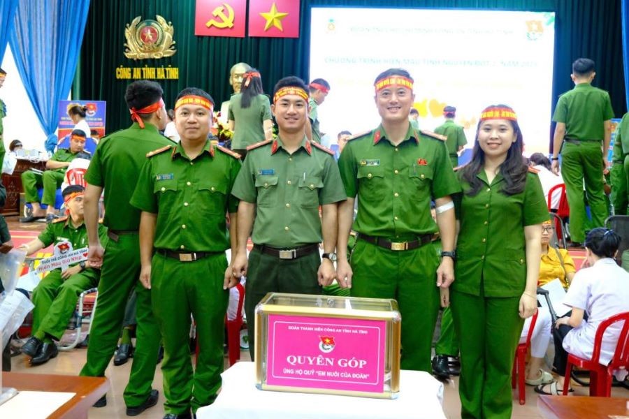 Cán bộ chiến sỹ hưởng ứng ủng hộ mô hình “Em nuôi của đoàn”.