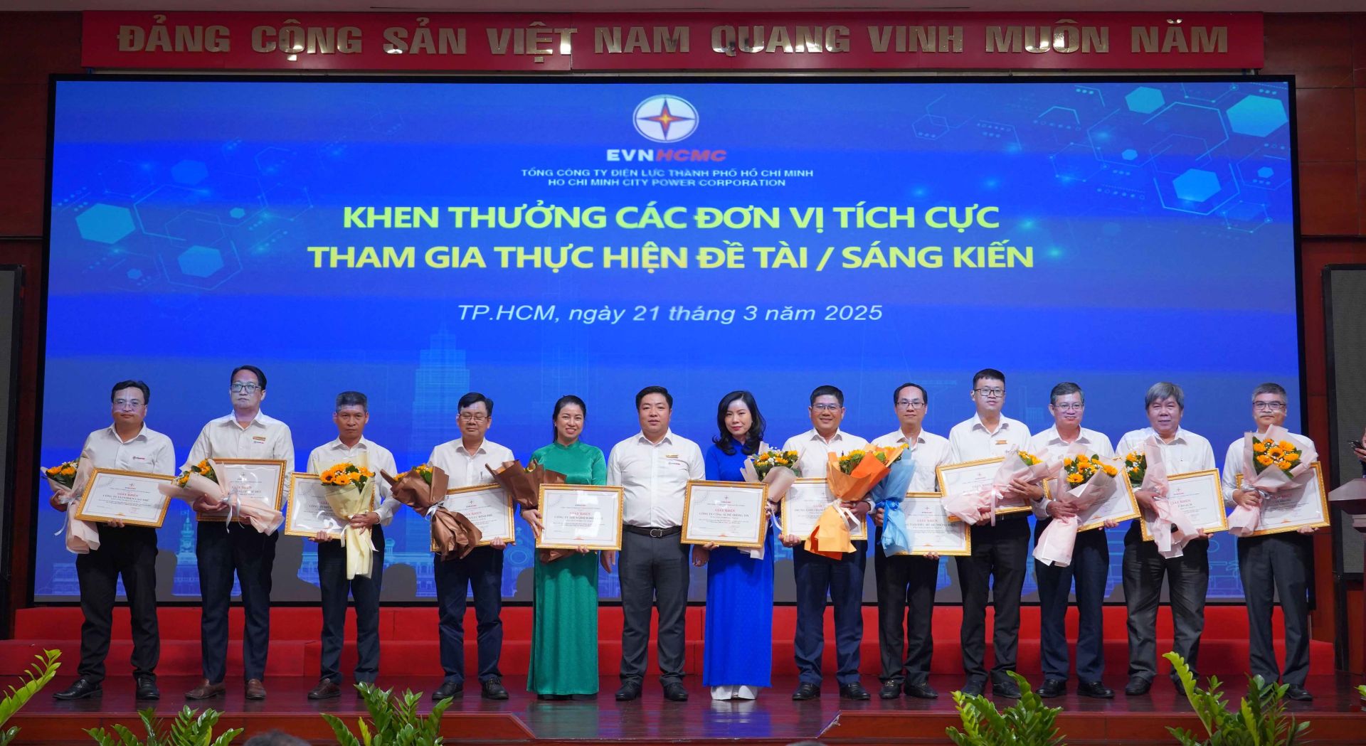 EVNHCMC khen thưởng các đơn vị trong hội nghị Tổng kết hoạt động khoa học và công nghệ, đổi mới sáng tạo và chuyển đổi số giai đoạn 2020 – 2025