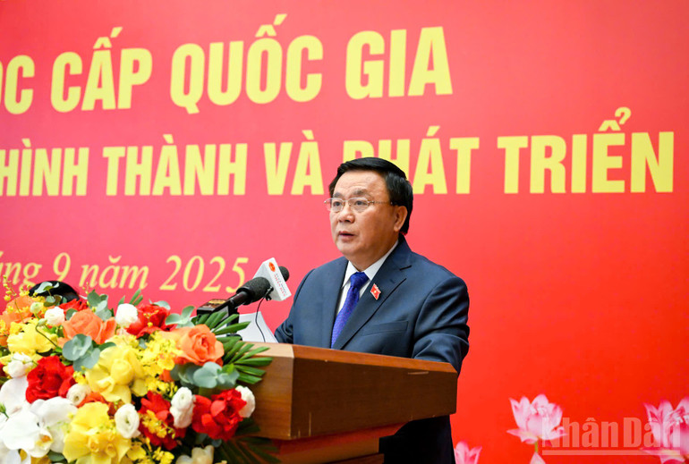 Đồng chí Nguyễn Xuân Thắng, Ủy viên Bộ Chính trị, Giám đốc Học viện Chính trị quốc gia Hồ Chí Minh, Chủ tịch Hội đồng Lý luận Trung ương phát biểu đề dẫn hội thảo. (Ảnh: DUY LINH)