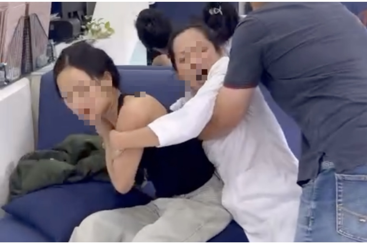 Hình ảnh bác sĩ phòng khám tấn công khách bị quay lại rồi tung lên Facebook Hình ảnh bác sĩ phòng khám tấn công khách bị quay lại rồi tung lên Facebook