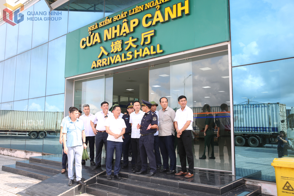 Kiểm tra tại lối thông quan cầu Bắc Luân II, thuộc cặp Cửa khẩu Quốc tế Móng Cái - Đông Hưng (Trung Quốc) tại phường Móng Cái 1.