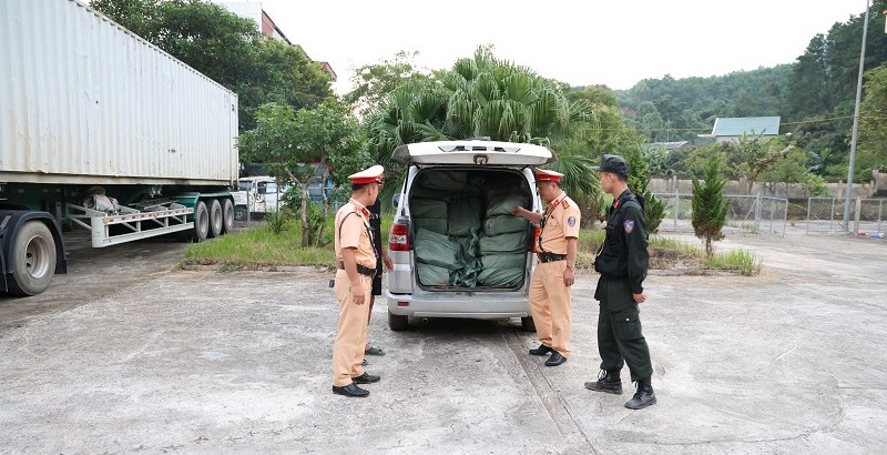 Lực lượng chức năng kiểm tra xe ô tô chở hàng hóa vi phạm Lực lượng chức năng kiểm tra xe ô tô chở hàng hóa vi phạm