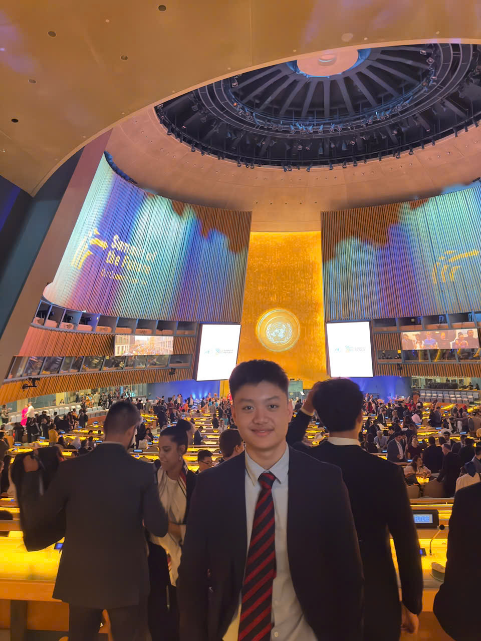 Phạm Hoàng Long tại trụ sở Liên Hợp Quốc Phạm Hoàng Long tại trụ sở Liên Hợp Quốc