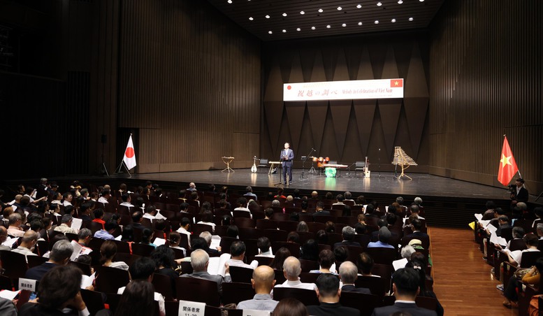 Phó Thủ tướng đánh giá cao Tổng Lãnh sự Ngô Trịnh Hà cùng các cán bộ, nhân viên Tổng Lãnh sự quán Việt Nam tại Osaka đã chuẩn bị chu đáo Chương trình Hòa nhạc - Ảnh: VGP