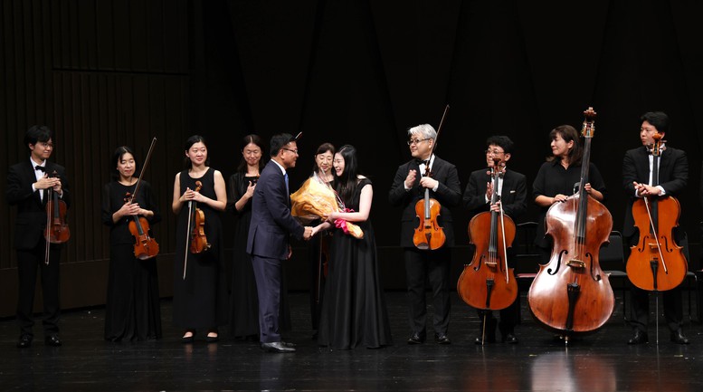 Phó Thủ tướng Lê Thành Long tặng hoa cảm ơn các nghệ sỹ - Ảnh VGP