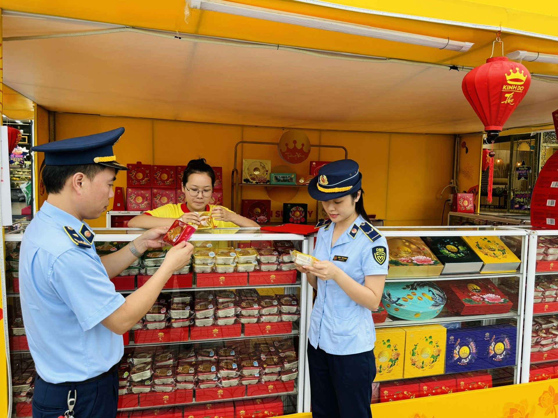 Ngành QLTT Lạng Sơn tăng cường kiểm tra an toàn thực phẩm dịp Tết Trung thu 2025