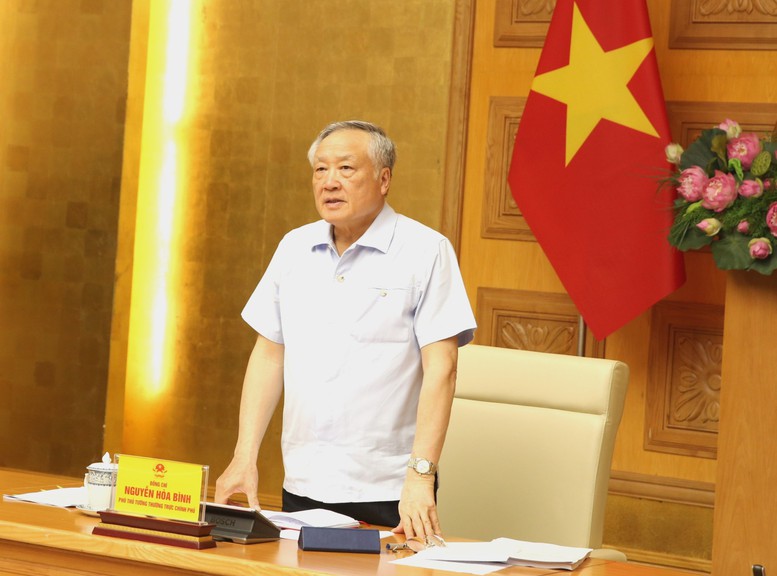 Phó Thủ tướng Thường trực Nguyễn Hòa Bình chủ trì cuộc họp về tình hình thực hiện, xây dựng Báo cáo chuyên đề đánh giá việc thực hiện pháp luật về phân cấp, phân quyền, phân định thẩm quyền - Ảnh: VGP/Nguyễn Hoàng