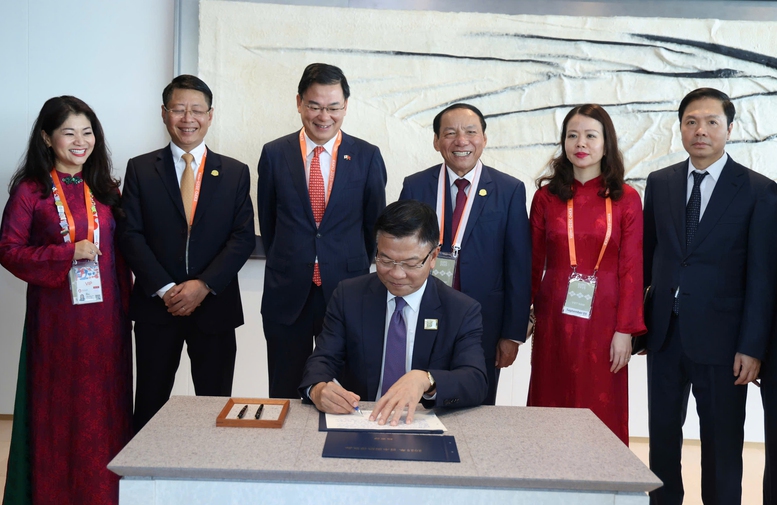 Phó Thủ tướng Lê Thành Long viết Sổ lưu bút tại Nhà khách EXPO 2025 - Ảnh: VGP/Đức Tuân Phó Thủ tướng Lê Thành Long viết Sổ lưu bút tại Nhà khách EXPO 2025 - Ảnh: VGP/Đức Tuân