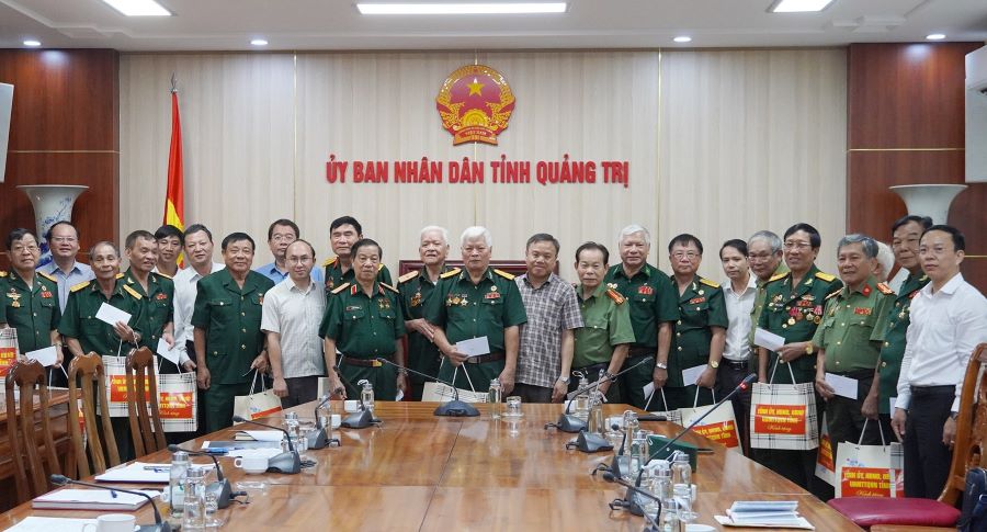 Các đại biểu chụp ảnh lưu niệm tại buổi gặp mặt.