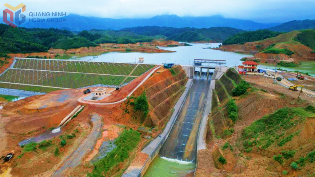 Hồ chứa nước Khe Giữa (phường Mông Dương) sau khi đưa vào hoạt động đã giúp khai thác hiệu quả nguồn nước mặt trong khu vực, đảm bảo cung cấp đủ nước phục vụ các hoạt động kinh tế - xã hội trên địa bàn.