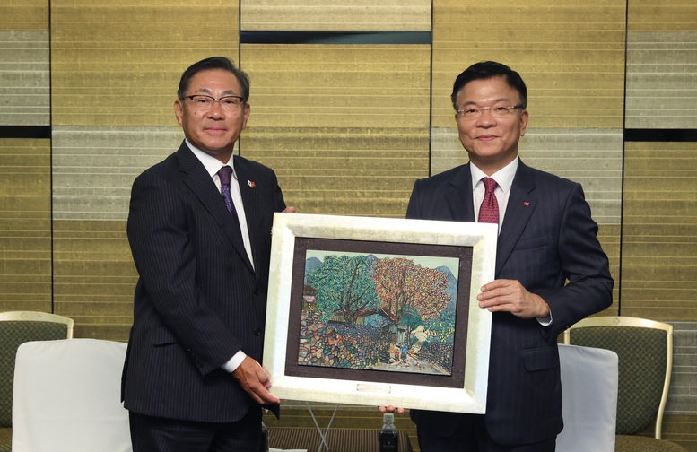 Phó Thủ tướng tặng quà Chủ tịch Hội Hữu nghị Nhật-Việt thành phố Sakai - Ảnh: VGP/Đức Tuân