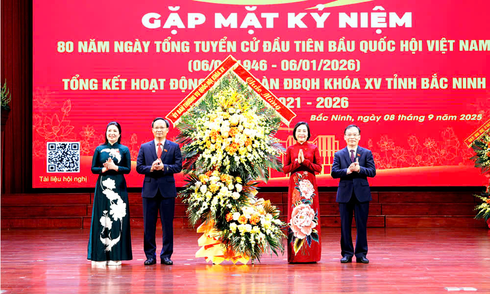 Nguyễn Thị Thanh, Phó Chủ tịch Quốc hội tặng hoa chúc mừng Đoàn Đại biểu Quốc hội tỉnh.