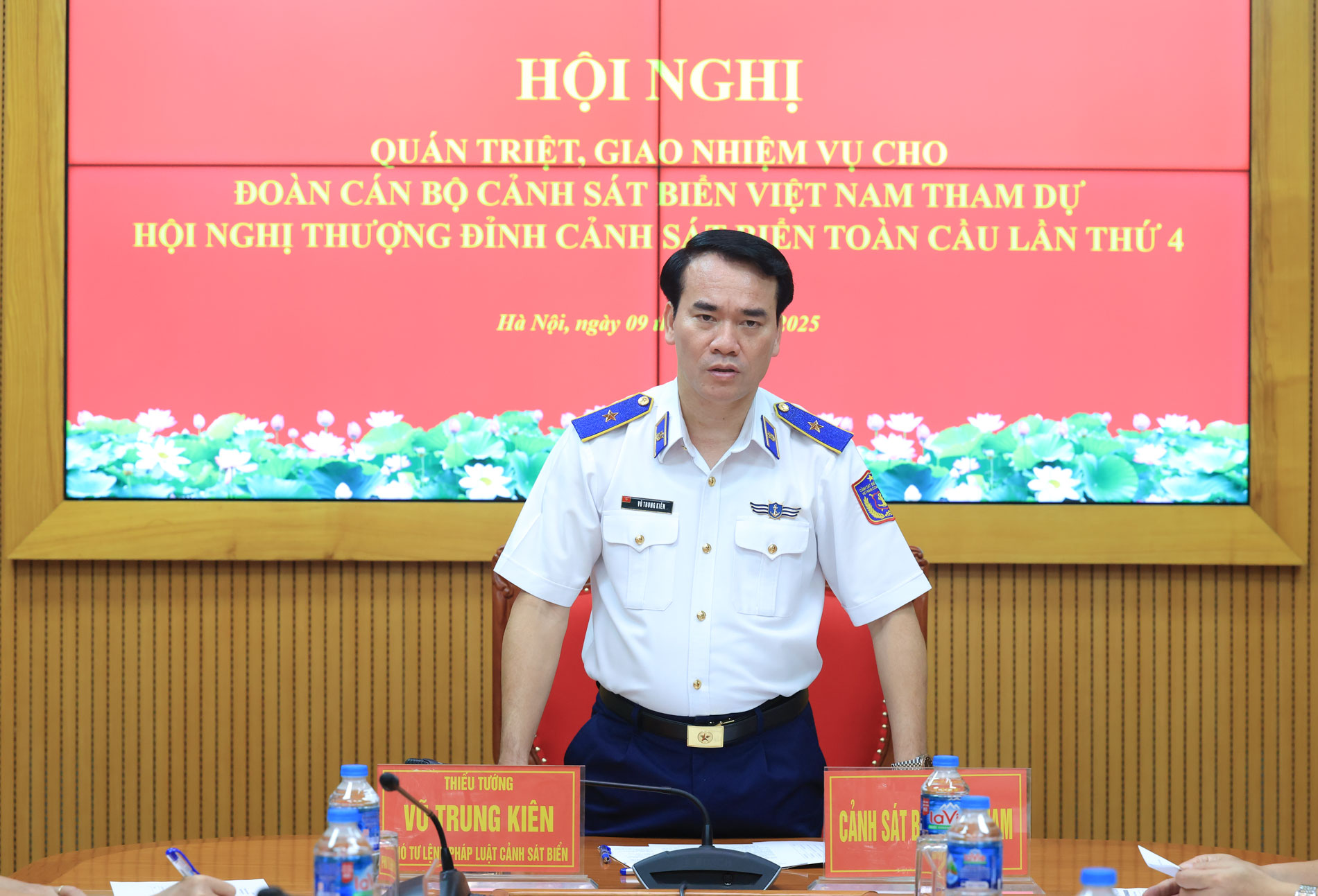 Thiếu tướng Vũ Trung Kiên - Phó Tư lệnh Pháp luật Cảnh sát biển Việt Nam phát biểu giao nhiệm vụ cho Đoàn công tác. Thiếu tướng Vũ Trung Kiên - Phó Tư lệnh Pháp luật Cảnh sát biển Việt Nam phát biểu giao nhiệm vụ cho Đoàn công tác.