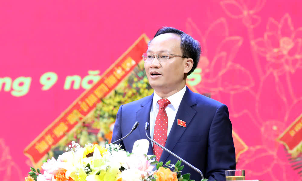 Phạm Văn Thịnh, Ủy viên Ban Thường vụ Tỉnh ủy, Phó Chủ tịch UBND tỉnh, Trưởng Đoàn Đại biểu Quốc hội tỉnh khóa XV trình bày diễn văn tại buổi gặp mặt.