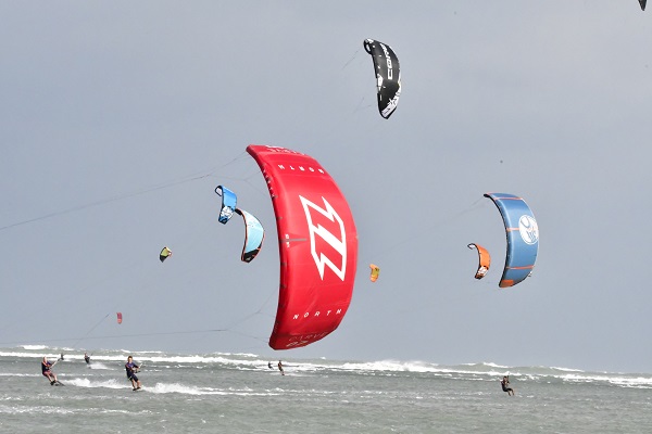 Lướt ván diều trên biển ( Ninh Hải, Ninh Thuận cũ) , Nam Khánh Hòa