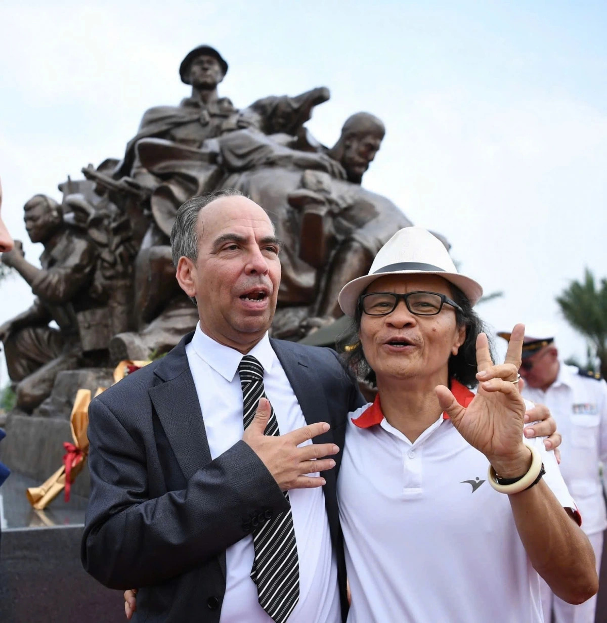 Nhà điêu khắc Lê Đình Bảo và Đại sứ Cuba tại Việt Nam Rogelio Polanco Fuentes khi tham quan Cụm tượng tri ân chuyên gia quân sự Cuba. (Ảnh: Hồng Nguyễn)