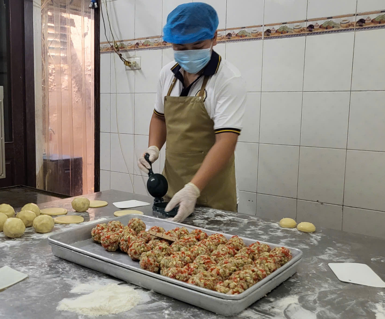 các xã, phường cũng triến khai vào cuộc, kiểm tra, giám sát các cơ sở sản xuất bánh kẹo truyền thống tại địa phương.