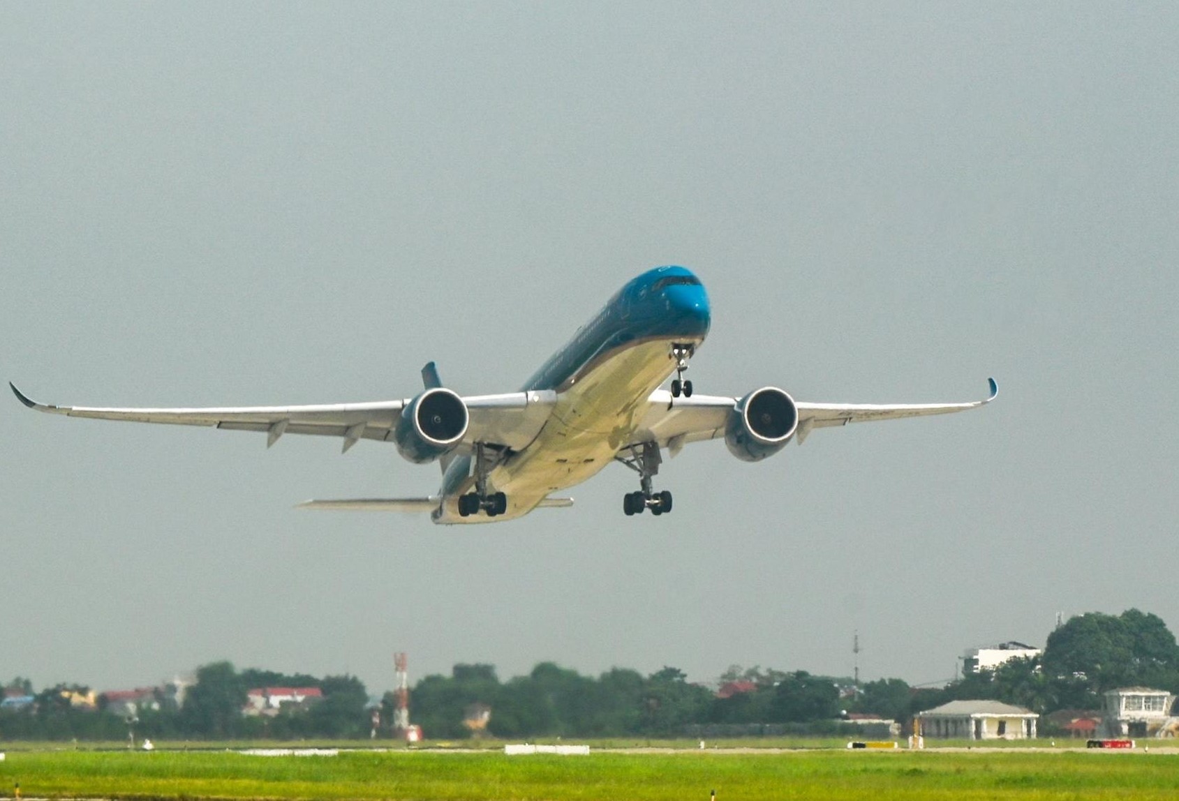 Trong giai đoạn nghỉ Lễ Quốc khánh năm 2025, tổng sản lượng vận chuyển của các hãng hàng không Việt Nam đạt 567,33 nghìn khách và 3,95 nghìn tấn hàng hóa. Ảnh: KT Trong giai đoạn nghỉ Lễ Quốc khánh năm 2025, tổng sản lượng vận chuyển của các hãng hàng không Việt Nam đạt 567,33 nghìn khách và 3,95 nghìn tấn hàng hóa. Ảnh: KT