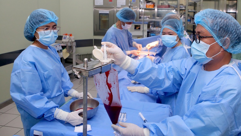 Lần đầu ghép tủy thành công cho trẻ từ nguồn tủy mẹ ruột có bất đồng nhóm máu