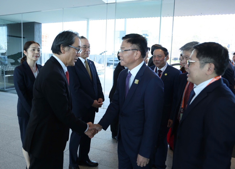 Đại diện Chính phủ Nhật Bản đón Phó Thủ tướng Lê Thành Long dự World Expo Osaka 2025 - Ảnh: VGP/Đức Tuân Đại diện Chính phủ Nhật Bản đón Phó Thủ tướng Lê Thành Long dự World Expo Osaka 2025 - Ảnh: VGP/Đức Tuân