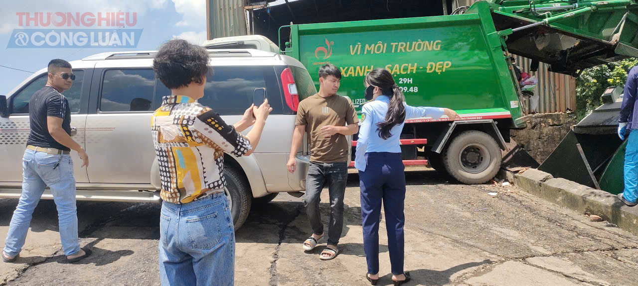 Lực lượng chức năng tiến hành tiêu hủy toàn bộ số hàng hóa vị phạm.